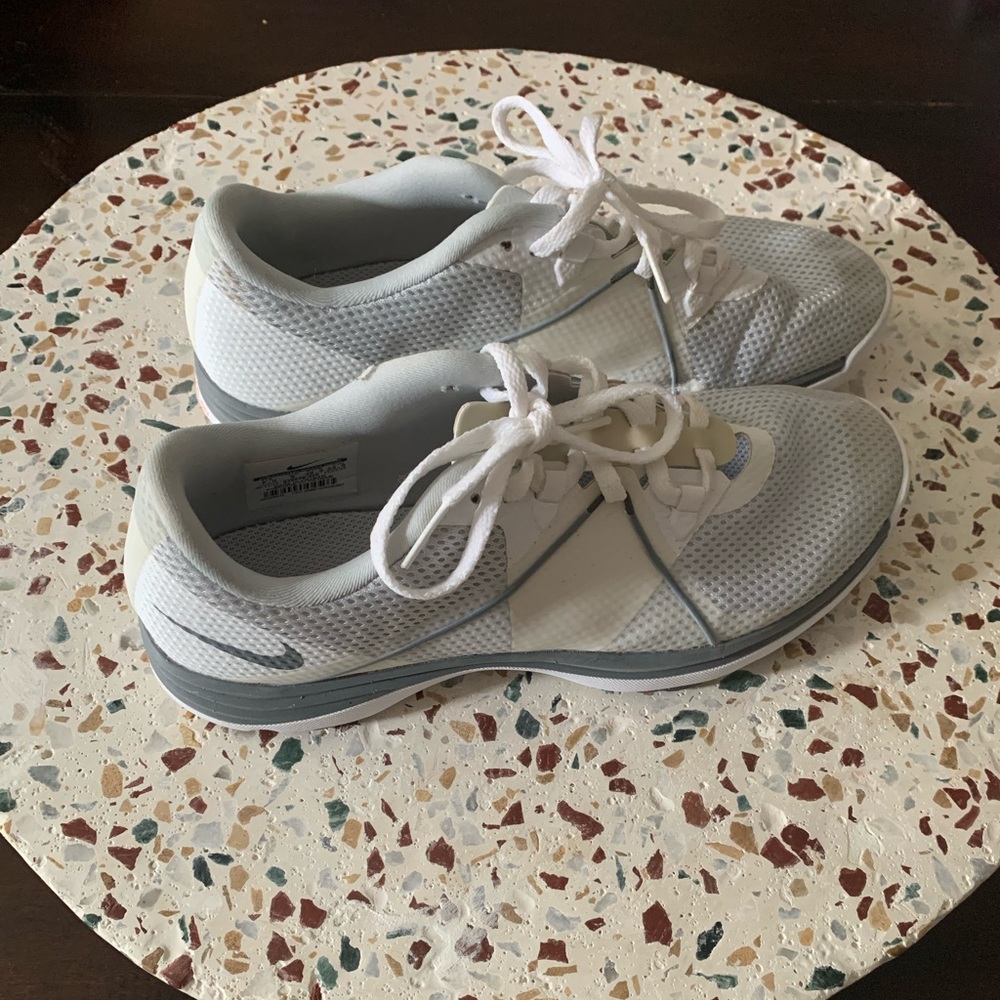 Women’s 7.5 Nike golf sneaker